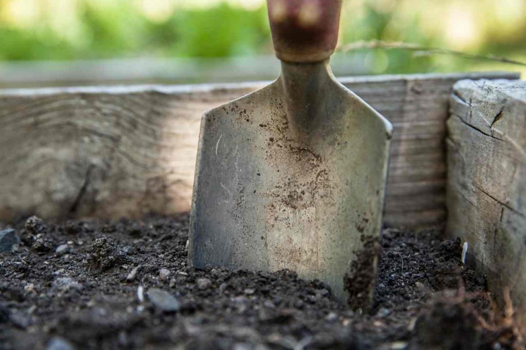 Schneckenzaun selber bauen im Garten Schnecken Nacktschnecken Schneckenschutz Schneckenabwehr Scchneckenbekämpfung Zaun verzinktes Metall abgewinkelter Rand Barriere Hindernis Wirkung