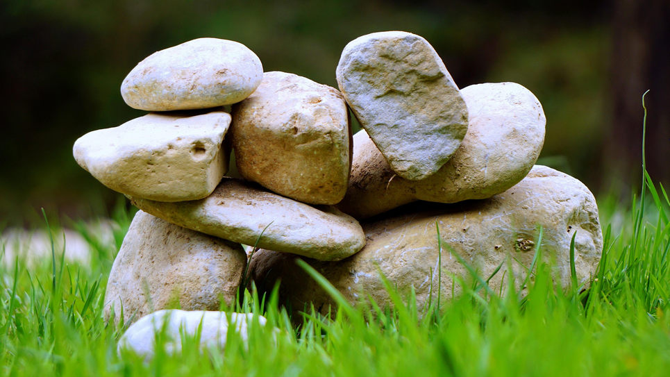 Steinhaufen im Garten anlegen